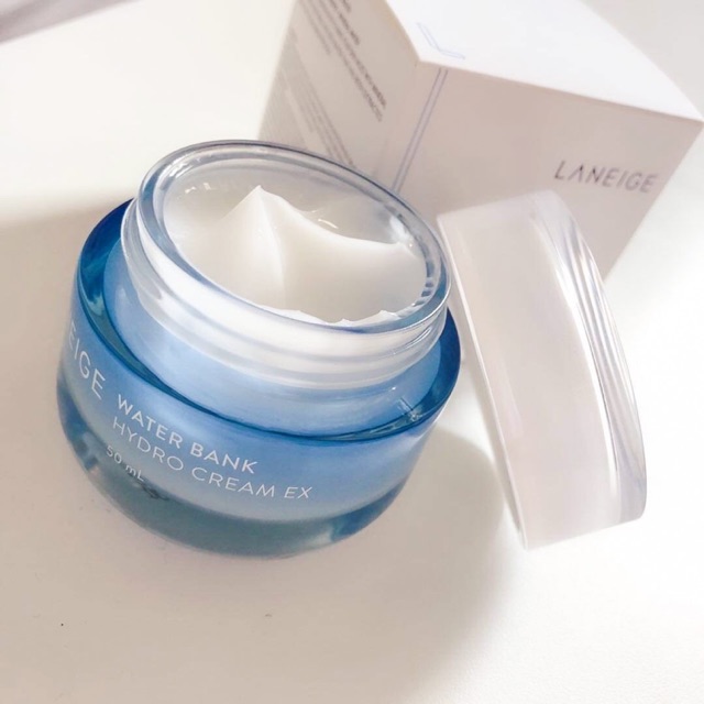 Laneige Water Bank Hydro Cream EX 20 ml เจลครีมล็อกความชุ่มชื้นไว้ในผิว พร้อมส่วนผสมจากทะเลอย่าง Green mineral water ฟื้นฟูผิวแห้งกร้านได้อย่างล้ำลึก เนื้อครีมบางเบาซึมง่ายฟื้นคืนผิวชุ่มชื้นได้ทันที 