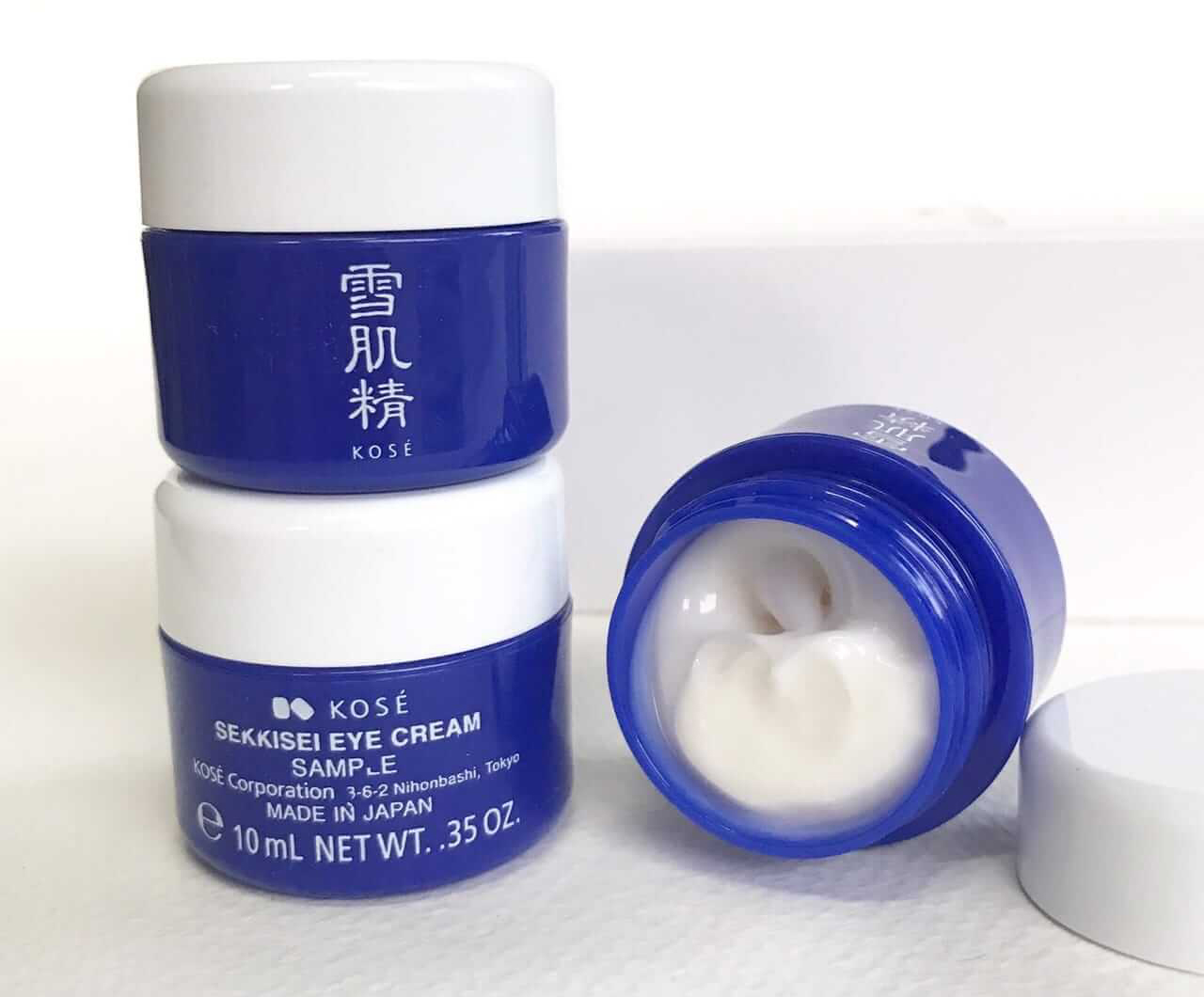 Kose Sekkisei Eye Cream เนื้อครีมบางเบาสามารถซึมซาบเข้าสู่ผิวได้อย่างง่ายดาย อุดมด้วยคุณค่าของสมุนไพรตะวันออก ลดความหมองคล้ำและริ้วรอยรอบดวงตาได้เป็นอย่างดี